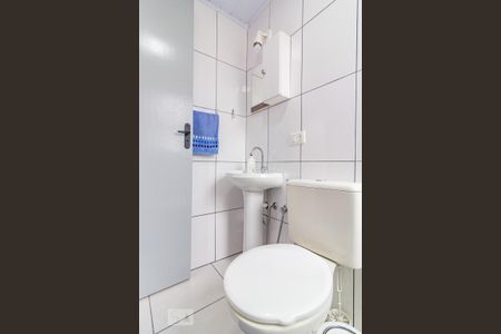 Banheiro de kitnet/studio para alugar com 1 quarto, 33m² em Centro, Curitiba