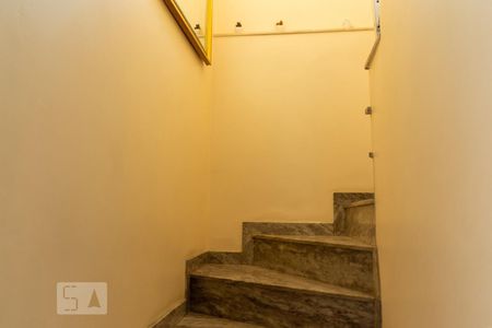 Casa à venda com 250m², 3 quartos e 4 vagasEscada