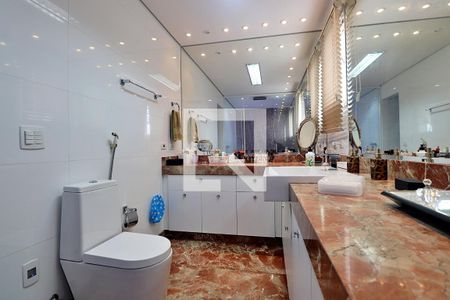 Apartamento à venda com 227m², 3 quartos e 4 vagasBanheiro da Suíte 3