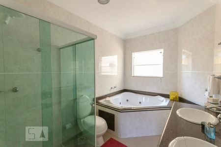 Casa à venda com 280m², 4 quartos e 6 vagasBanheiro da Suíte 1