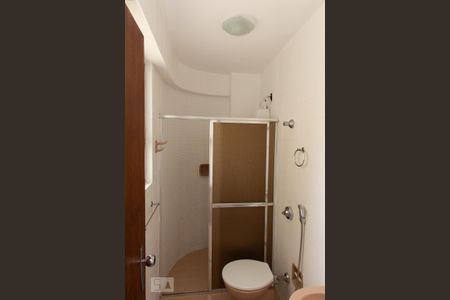 Apartamento para alugar com 70m², 2 quartos e 1 vaga Apartamento para alugar com 70m², 2 quartos e 1 vagaBanheiro da Suíte