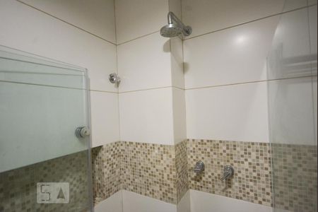 Banheiro Social - Chuveiro  de kitnet/studio para alugar com 1 quarto, 35m² em Botafogo, Rio de Janeiro