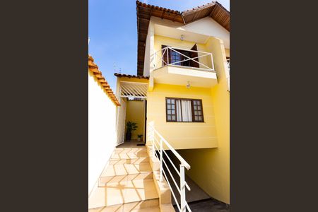Casa à venda com 180m², 3 quartos e 4 vagas Casa à venda com 180m², 3 quartos e 4 vagasEntrada