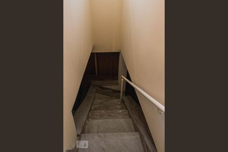 Casa à venda com 580m², 3 quartos e 8 vagas Casa à venda com 580m², 3 quartos e 8 vagasEscada Acesso Garagem