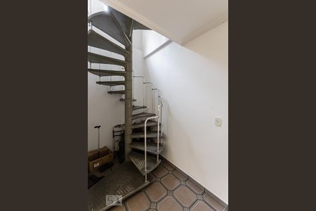 Escada de casa para alugar com 3 quartos, 250m² em Quinta da Paineira, São Paulo