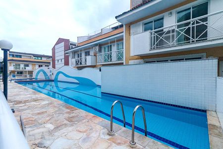 Casa à venda com 236m², 5 quartos e 3 vagas Casa à venda com 236m², 5 quartos e 3 vagasÁrea comum - Piscina