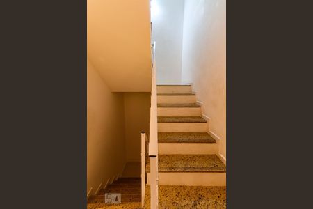 Casa à venda com 236m², 5 quartos e 3 vagas Casa à venda com 236m², 5 quartos e 3 vagasEscada