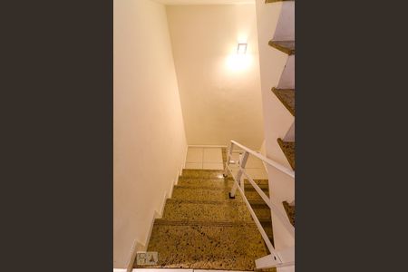 Casa à venda com 236m², 5 quartos e 3 vagas Casa à venda com 236m², 5 quartos e 3 vagasEscada Subsolo