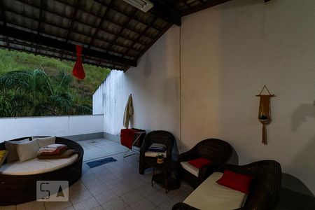 Casa à venda com 236m², 5 quartos e 3 vagas Casa à venda com 236m², 5 quartos e 3 vagasTerraço