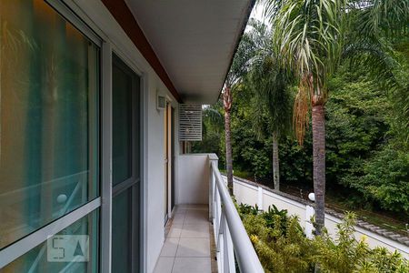 Casa à venda com 236m², 5 quartos e 3 vagas Casa à venda com 236m², 5 quartos e 3 vagasVaranda