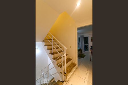 Casa à venda com 236m², 5 quartos e 3 vagas Casa à venda com 236m², 5 quartos e 3 vagasEscada 2