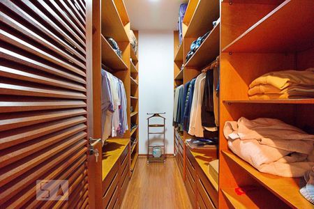 Casa à venda com 430m², 4 quartos e 5 vagasCloset da Suíte 2