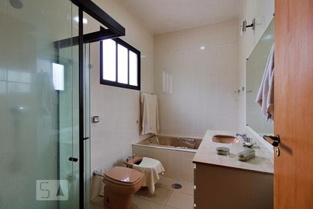 Casa à venda com 430m², 4 quartos e 5 vagasBanheiro da Suíte 2