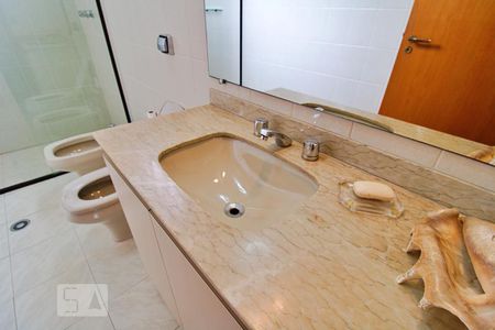 Casa à venda com 430m², 4 quartos e 5 vagasBanheiro da Suíte 1