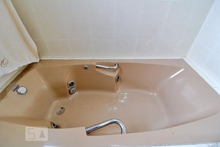 Casa à venda com 430m², 4 quartos e 5 vagasBanheiro da Suíte 2