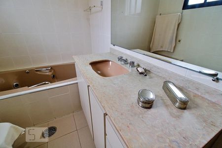 Casa à venda com 430m², 4 quartos e 5 vagasBanheiro da Suíte 2