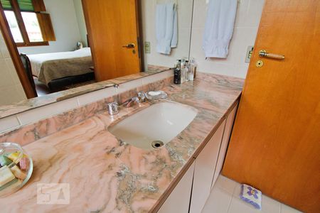 Casa à venda com 430m², 4 quartos e 5 vagasBanheiro da Suíte 4