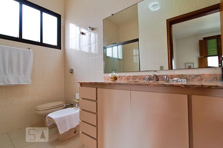 Casa à venda com 430m², 4 quartos e 5 vagasBanheiro da Suíte 4