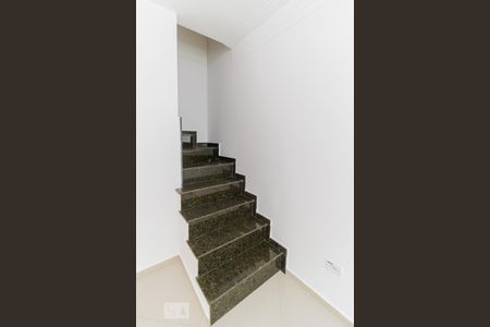 Escada de casa de condomínio para alugar com 2 quartos, 75m² em Vila Buenos Aires, São Paulo