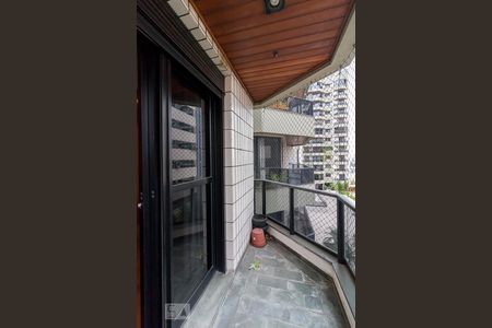 Apartamento à venda com 165m², 4 quartos e 3 vagasVaranda quarto 4 suíte