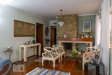 Casa à venda com 300m², 3 quartos e 2 vagas Casa à venda com 300m², 3 quartos e 2 vagasSala