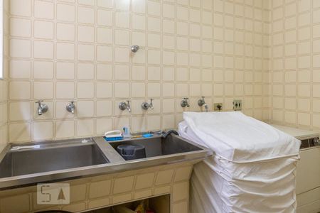 Casa à venda com 300m², 3 quartos e 2 vagas Casa à venda com 300m², 3 quartos e 2 vagasLavanderia 2