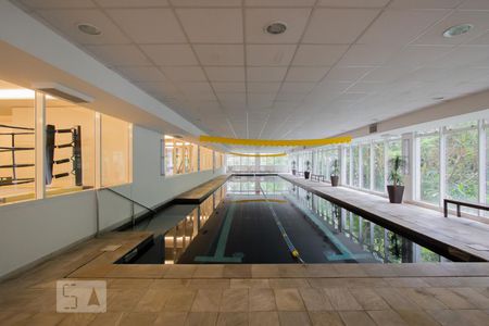 Apartamento à venda com 238m², 3 quartos e 4 vagasÁrea comum - Piscina Coberta