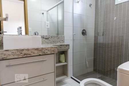 Banheiro da suíte de apartamento para alugar com 1 quarto, 53m² em Embaré, Santos