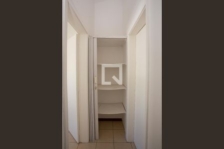 Casa de condomínio para alugar com 77m², 2 quartos e 1 vaga Casa de condomínio para alugar com 77m², 2 quartos e 1 vagaPrateleira entre o quarto 1 e 2