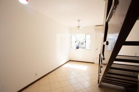 Sala de casa de condomínio para alugar com 2 quartos, 77m² em Rio Branco, Canoas