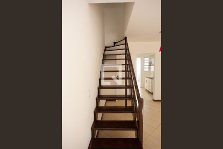 Casa de condomínio para alugar com 77m², 2 quartos e 1 vaga Casa de condomínio para alugar com 77m², 2 quartos e 1 vagaEscada