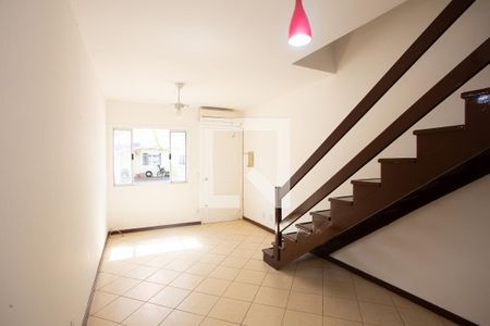 Sala de casa de condomínio para alugar com 2 quartos, 77m² em Rio Branco, Canoas