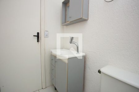 Casa de condomínio para alugar com 77m², 2 quartos e 1 vaga Casa de condomínio para alugar com 77m², 2 quartos e 1 vagaBanheiro - torneira e armário