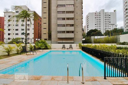Apartamento à venda com 120m², 3 quartos e 3 vagas Apartamento à venda com 120m², 3 quartos e 3 vagasÁrea comum - Piscina