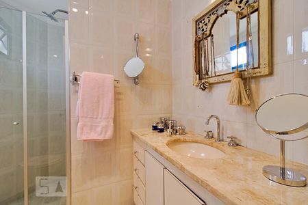 Apartamento à venda com 120m², 3 quartos e 3 vagas Apartamento à venda com 120m², 3 quartos e 3 vagasBanheiro da Suíte