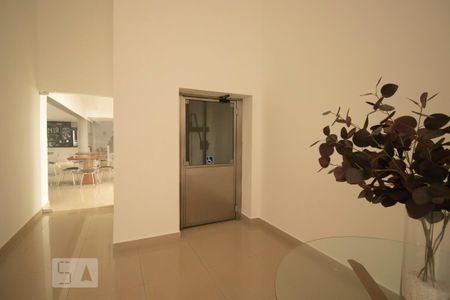 Área Comum - Elevador PCD de apartamento para alugar com 1 quarto, 36m² em Saúde, São Paulo