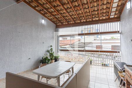 Casa à venda com 170m², 4 quartos e 2 vagas Casa à venda com 170m², 4 quartos e 2 vagasVaranda