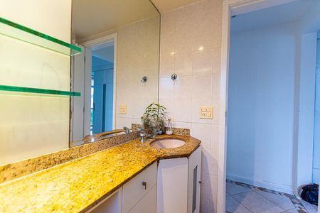 Apartamento à venda com 130m², 3 quartos e 2 vagasBanheiro Social