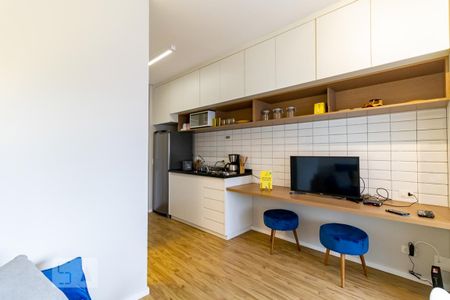 Sala e cozinha de apartamento para alugar com 1 quarto, 32m² em Pinheiros, São Paulo