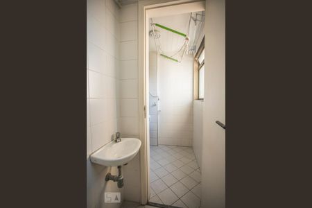 Apartamento à venda com 80m², 3 quartos e 2 vagas Apartamento à venda com 80m², 3 quartos e 2 vagasBanheiro de Serviço