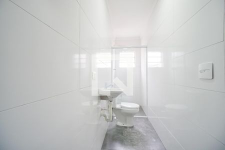 Casa para alugar com 100m², 2 quartos e 2 vagasBanheiro da suíte 02