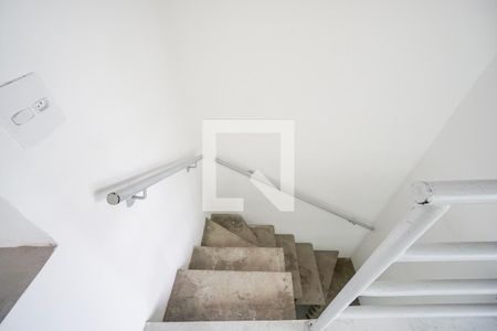 Casa para alugar com 100m², 2 quartos e 2 vagasEscada