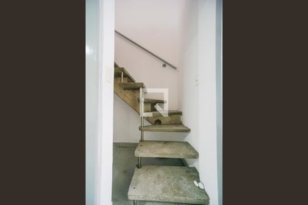 Casa para alugar com 100m², 2 quartos e 2 vagasEscada do salão