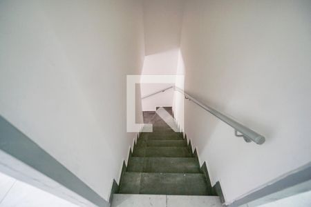 Casa para alugar com 100m², 2 quartos e 2 vagasEscada