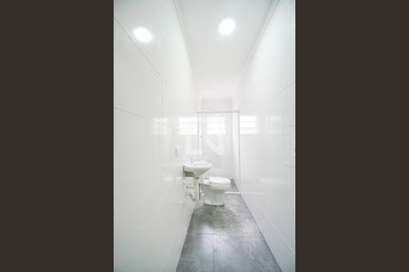 Casa para alugar com 100m², 2 quartos e 2 vagasBanheiro da suíte 02