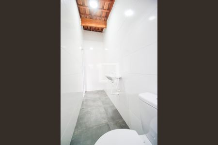 Casa para alugar com 100m², 2 quartos e 2 vagasBanheiro do salão