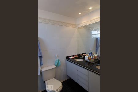 Apartamento à venda com 389m², 4 quartos e 4 vagasBanheiro da Suíte 2