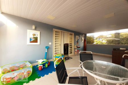 Casa à venda com 230m², 4 quartos e 1 vaga Casa à venda com 230m², 4 quartos e 1 vagaSaleta