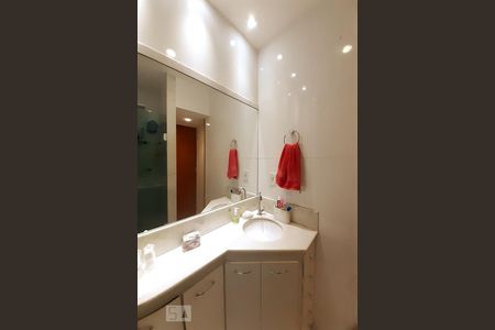 Casa à venda com 230m², 4 quartos e 1 vaga Casa à venda com 230m², 4 quartos e 1 vagaBanheiro Social