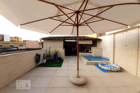 Casa à venda com 230m², 4 quartos e 1 vaga Casa à venda com 230m², 4 quartos e 1 vagaPiscina